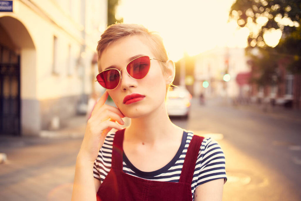 vrouw draagt zonnebril buiten zomer stad vakantie - Foto, afbeelding