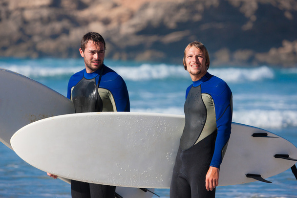Dos surfistas con su surf
 - Foto, Imagen