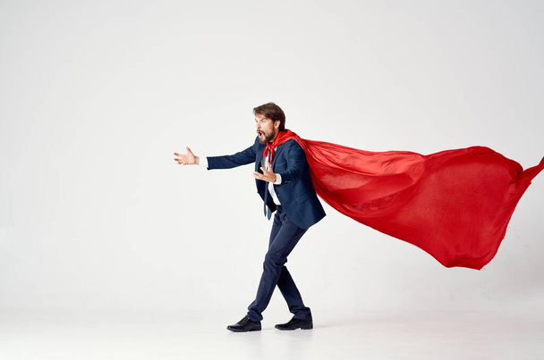 Kırmızı pelerinli adam Süpermen atlayışı - Fotoğraf, Görsel