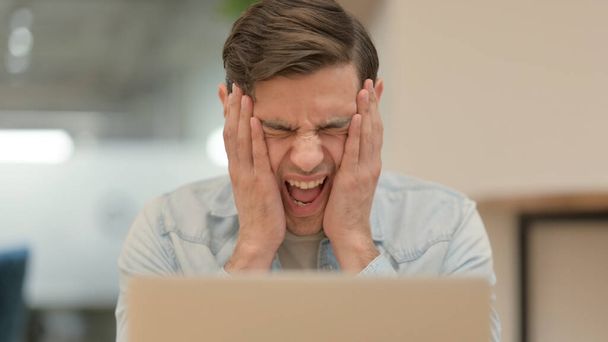 Zbliżenie Shocked Man zdenerwowany przez losson Laptop  - Zdjęcie, obraz