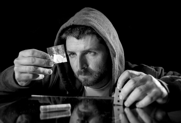 depressiv krank aussehender kokainsüchtiger Mann, der Koks schnupft - Foto, Bild