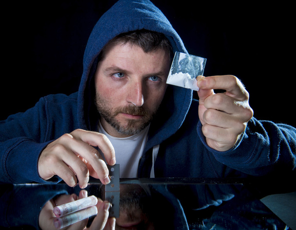 Больной в депрессии кокаиновый наркоман нюхает кокс
 - Фото, изображение