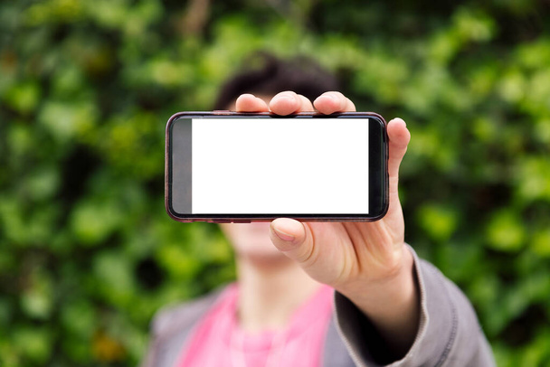 hombre irreconocible mostrando un teléfono inteligente con pantalla en blanco, concepto de tecnología, espacio de copia para la imagen o el texto - Foto, Imagen