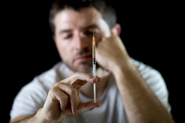 primer plano de jeringa y aguja y heroína drogadicto
 - Foto, Imagen