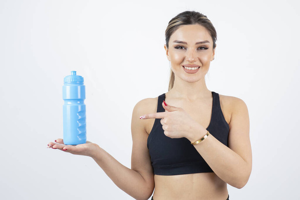 młoda kobieta w sportowej odzieży z butelką wody - Zdjęcie, obraz
