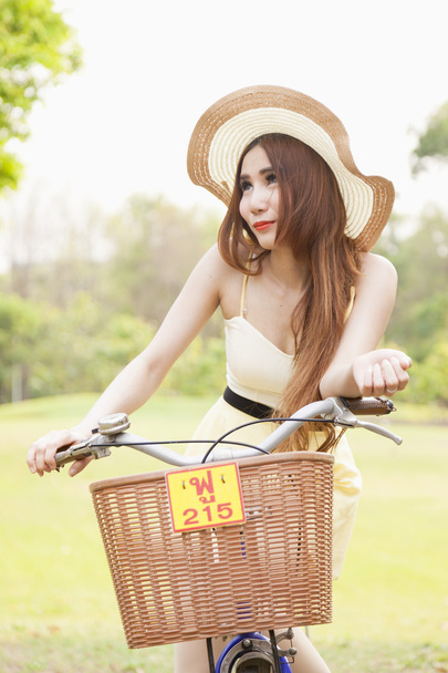 自転車に乗る女性は - 写真・画像