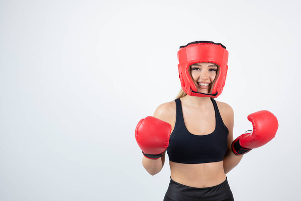 fiatal nő boksz kesztyű fehér háttér - Fotó, kép