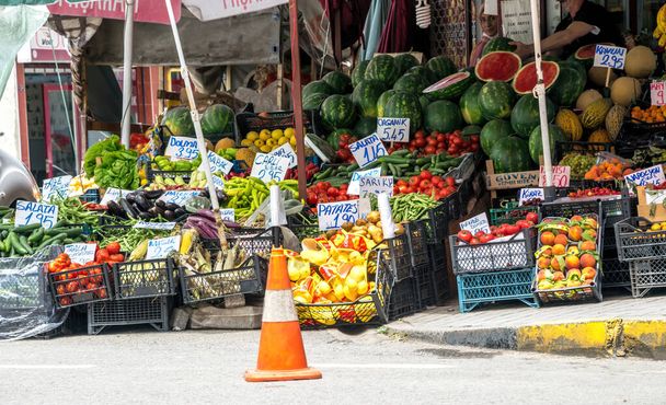 Trabzon, Türkiye - 10 Haziran 2021: Türkiye 'nin Trabzon kentindeki geleneksel sokak oryantal pazarı. Şekerler, baharatlar, taze sebzeler ve açık hava tezgahlarında tropikal meyveler satıyor. - Fotoğraf, Görsel