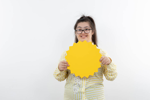 chica con síndrome de Down posando con amarillo sol figura corte papel - Foto, imagen