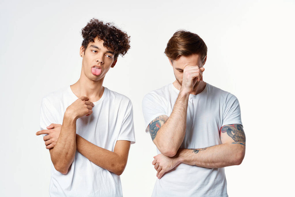 δύο φίλοι σε λευκό t-shirts επικοινωνίας συναισθήματα μαζί - Φωτογραφία, εικόνα