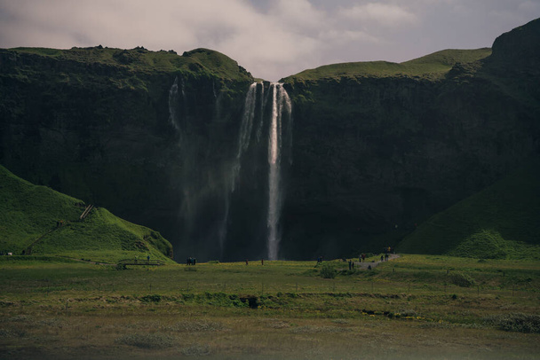 Seljalandsfoss, piękny i turystyczny wodospad w południowej Islandii. Wysokiej jakości zdjęcie - Zdjęcie, obraz