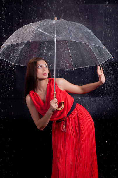 girl in a red dress in the rain - Foto, Imagen