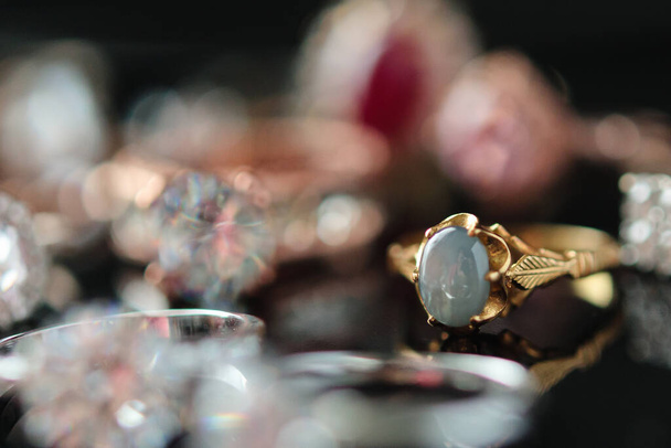 Βίντατζ μπλε ζαφείρι δαχτυλίδι με φόντο κοσμήματα - Φωτογραφία, εικόνα
