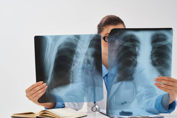 Radiologin diagnostiziert Röntgenforschung - Foto, Bild