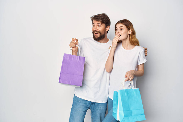 uomo e donna con pacchetti intrattenimento romanticismo stile di vita shopping - Foto, immagini