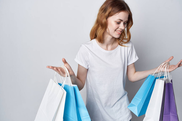 femme shopaholic emballages multicolores shopping style de vie - Photo, image