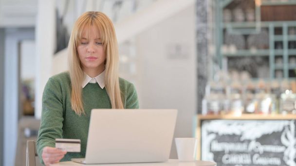 Mujer haciendo compras en línea en Café  - Foto, Imagen