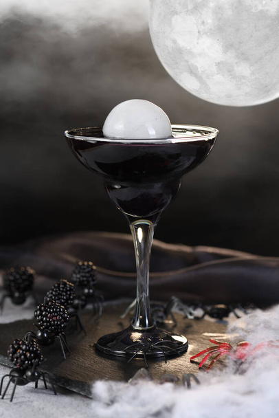  ブルーベリー・マルティーニ(Blueberry Martini)は、ガラス製の満月ティニ。ハロウィンカクテルのアイデア - 写真・画像