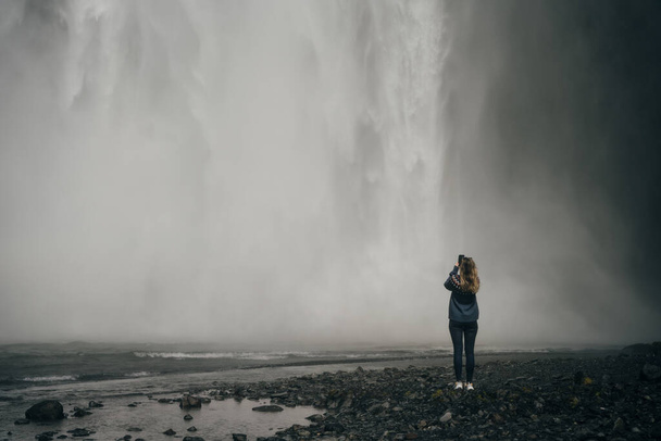Der Skogarfoss-Wasserfall im Süden Islands mit Touristen. Hochwertiges Foto - Foto, Bild