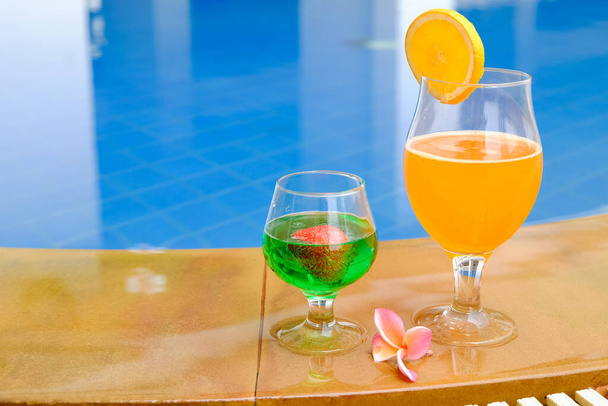 Cocktail oder Mocktail-Drink bei Poolparty - Foto, Bild