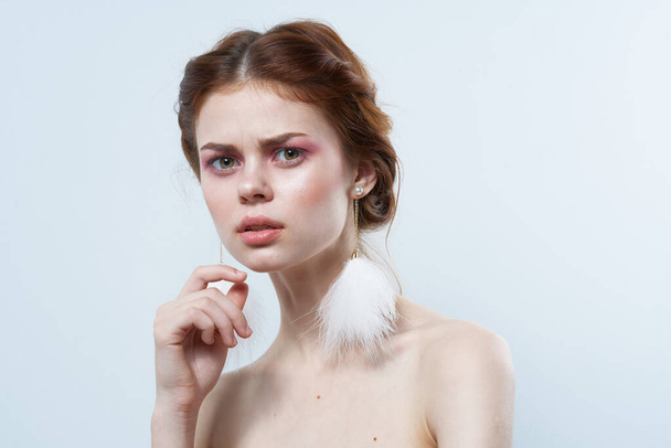 Cheerful Woman with  Bare Shoulders with Fluffy Earrings  - Foto, immagini