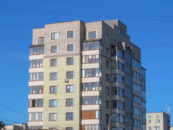 Fasada budynku mieszkalnego w mieście z widokiem na okna, ściany i balkony - Zdjęcie, obraz