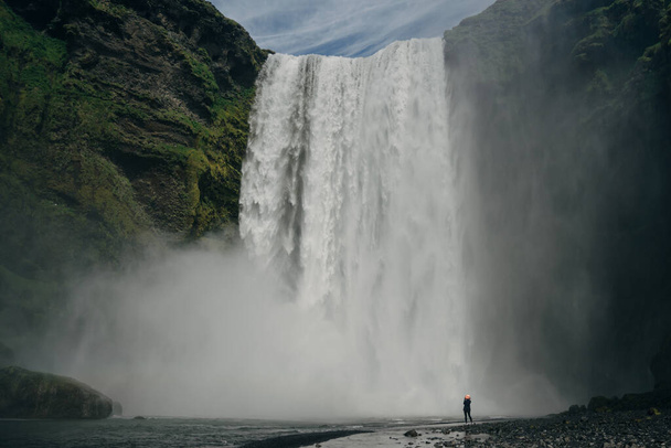 Водопад Скогарфосс на юге Исландии с туристами. Высокое качество фото - Фото, изображение