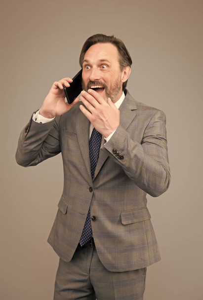 Business conversation man mobile phone, unbelievable information concept - Foto, afbeelding