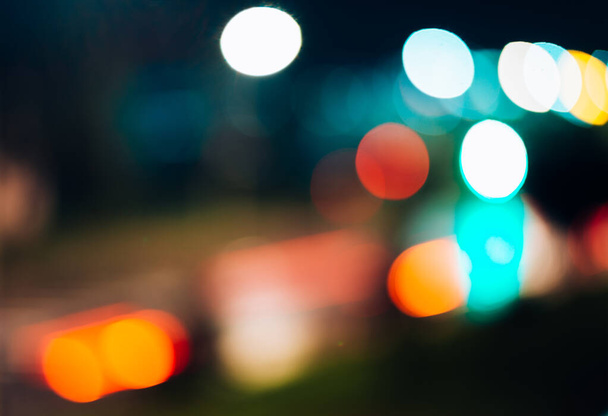difuminado abstracto fondo noche ciudad luces desenfoque, linternas y el tráfico de coches, efecto bokeh, enfoque suave - Foto, imagen