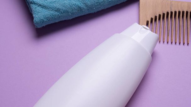 fles shampoo op gekleurde achtergrond - Foto, afbeelding
