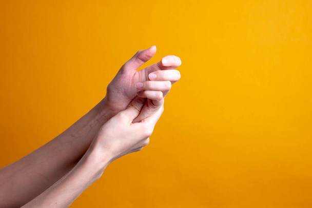 Frau hält ihre Hand - Schmerzkonzept - Foto, Bild