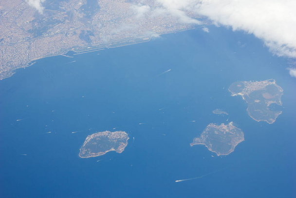Турция Княжеские острова Мраморное море вид с высоты самолета, отпуск поездки и поездки в Стамбул и Турцию - Фото, изображение