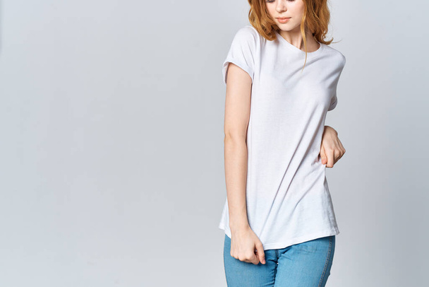 Frau in weißem T-Shirt und Jeans ausgeschnitten Blick posiert mocap - Foto, Bild
