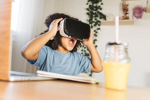 beau petit garçon jouant avec des lunettes de réalité virtuelle à la maison - Photo, image