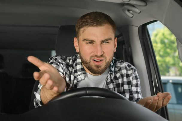 Emotional man in car. Aggressive driving behavior - Zdjęcie, obraz