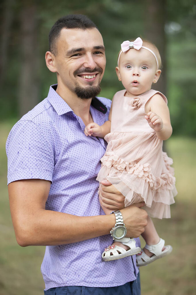 Retrato de un padre feliz jugando con su hija pequeña para dar un paseo. Paternidad. - Foto, Imagen