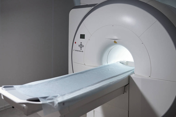 МРТ-сканування з довгим столом для пацієнта, що стоїть в медичній лабораторії
 - Фото, зображення