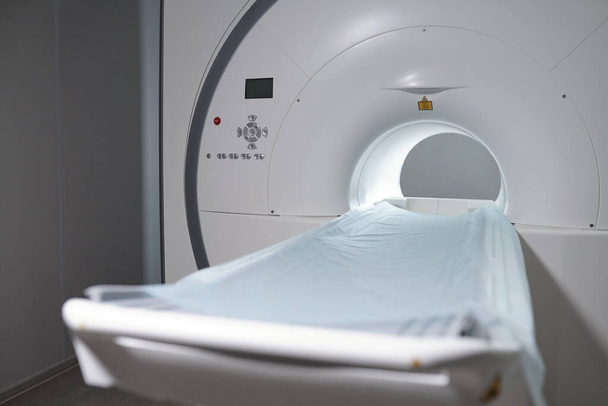 Nieuwe medische apparatuur voor MRI-scan met tafel voor patiënt - Foto, afbeelding