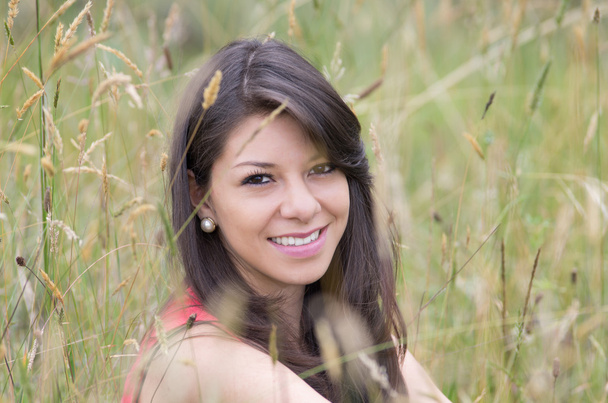 vrij hispanic meisje in een tarweveld - Foto, afbeelding