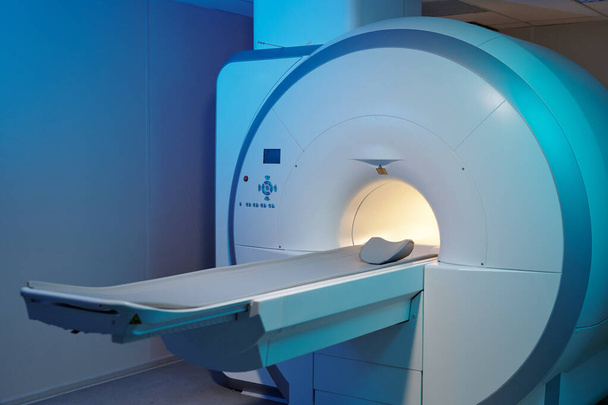Uzun tablolu yeni büyük MRI tarama ekipmanı - Fotoğraf, Görsel
