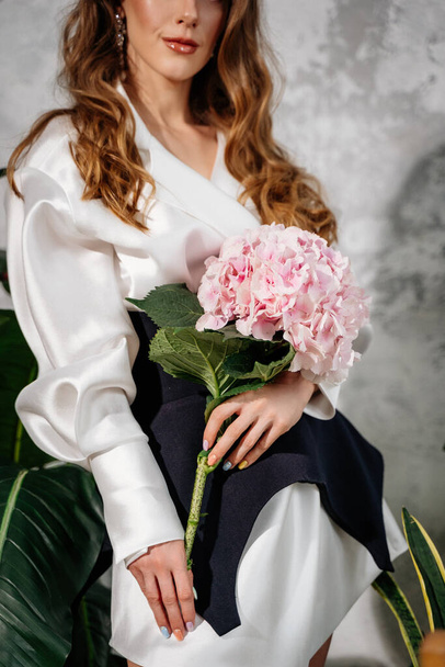 krásná mladá žena s kyticí květin v rukou - Fotografie, Obrázek
