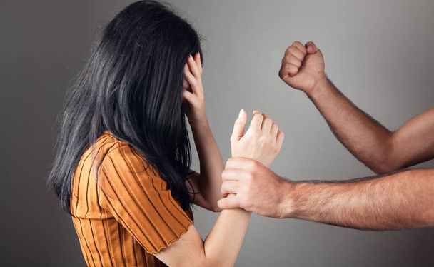 Häusliche Gewalt. Ehemann will zuschlagen - Foto, Bild