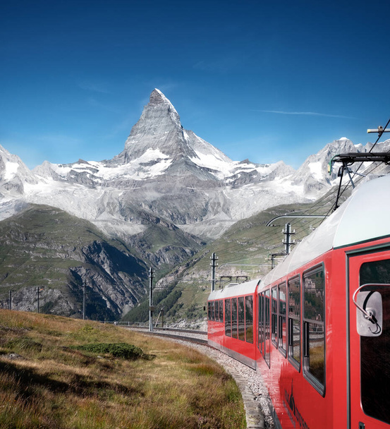 Matterhorn und rote Bahn. Schöne Naturlandschaft in der Schweiz. Matterhorn, Zermatt, Schweiz-Image - Foto, Bild