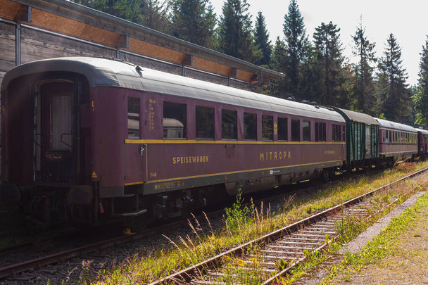 レンシュタイグ駅のGDR州鉄道の古い鉄道車両. - 写真・画像