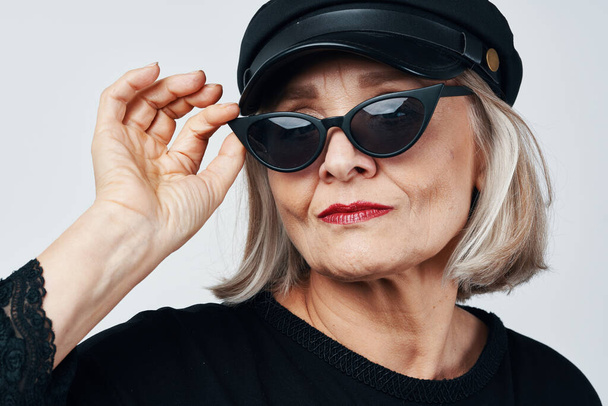 donna anziana alla moda che indossa occhiali da sole in posa primo piano - Foto, immagini