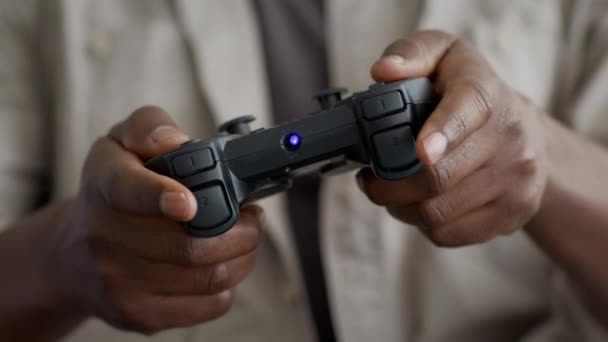 Onherkenbare Afro-Amerikaanse Man Spelen Videogame Holding Gaming Controller, Close-up - Video