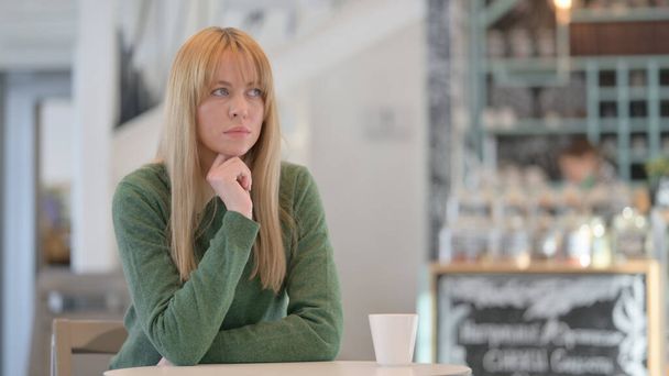 Femme assise dans Café et pensant  - Photo, image
