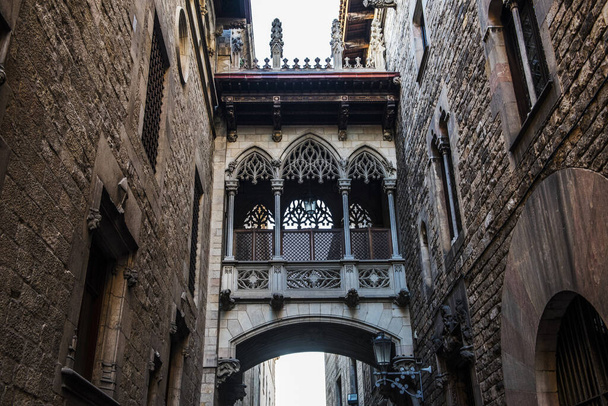 Bishops Bridge or Pont del Bisbe is a famous architectonic feature connecting buildings Casa dels Canonges (Canons House) and the Palau de la Generalitat in Gothic Quarter of Barcelona, Spain. It was built in 1928 by Joan Rubi. - Fotoğraf, Görsel