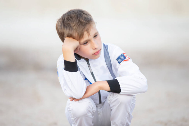 Triste ragazzo vestito da astronauta americano. - Foto, immagini