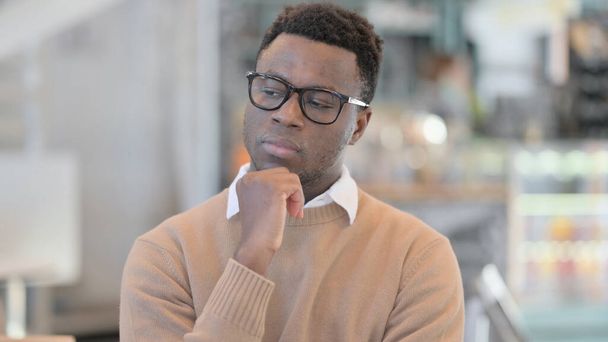 Portret van Pensive African Man denkend - Foto, afbeelding